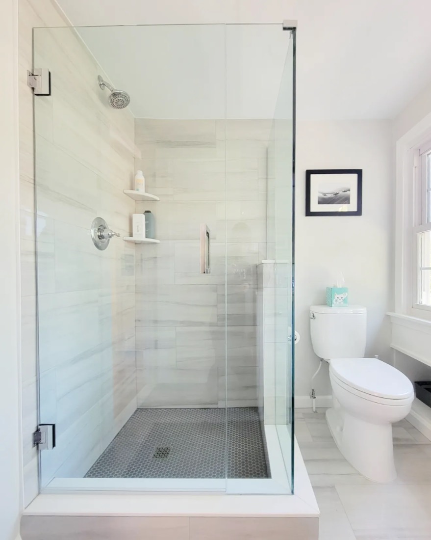 Frameless corner glass shower